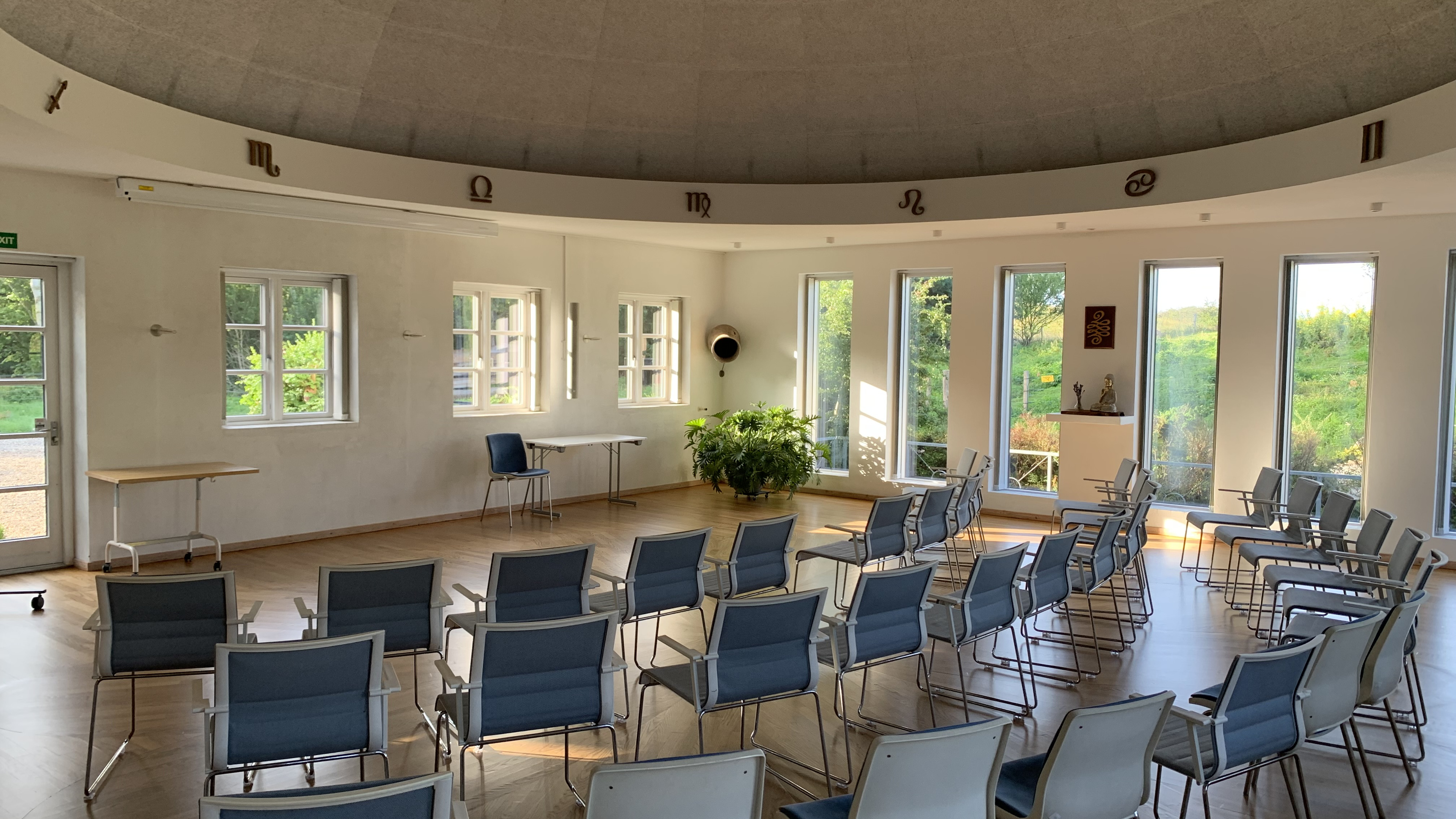 The Solen meeting room at Kursuscenter Ådalen with a domed ceiling and chairs in a circle.