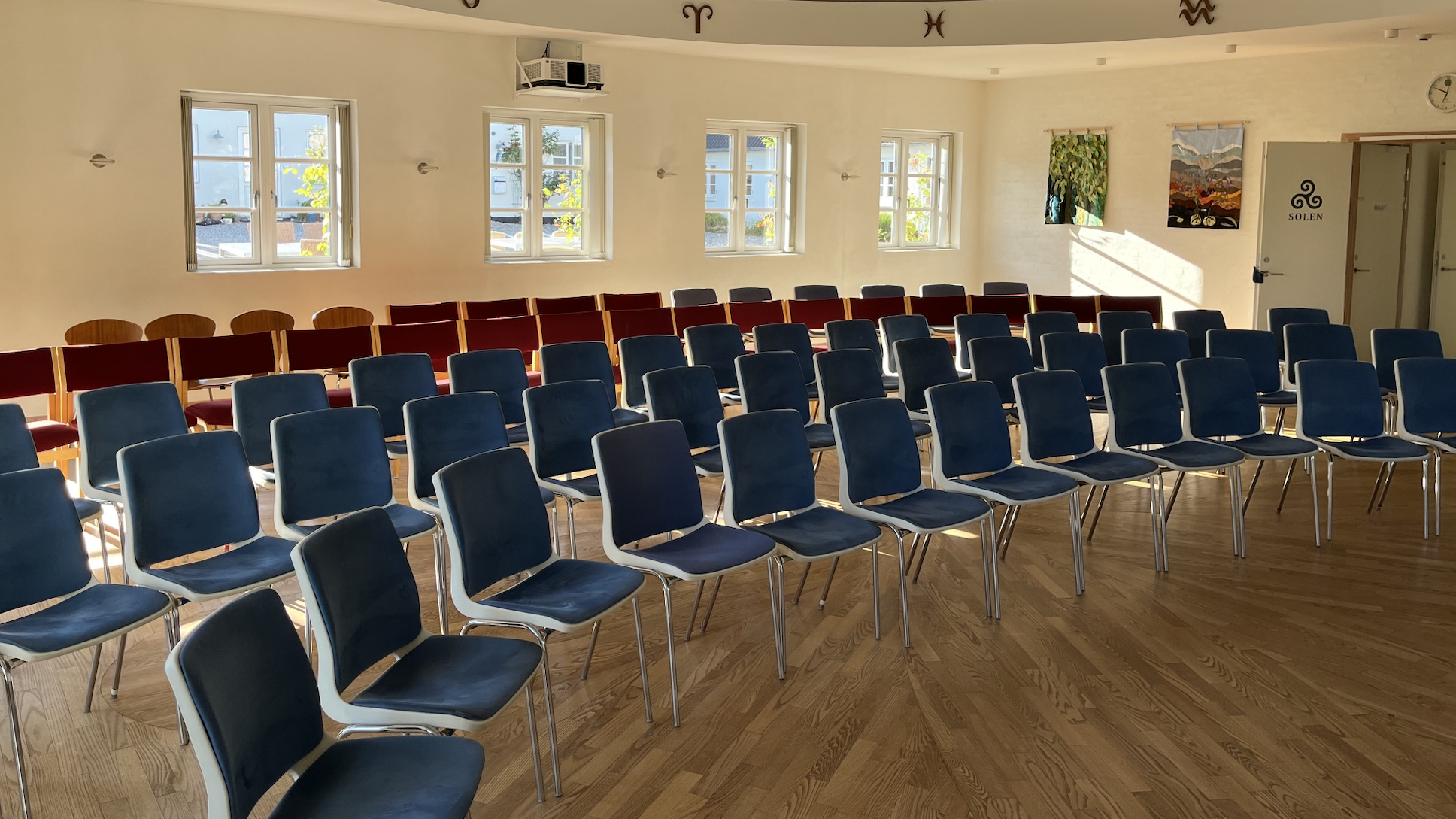 Theatre-style seating in the Solen meeting room at Kursuscenter Ådalen.