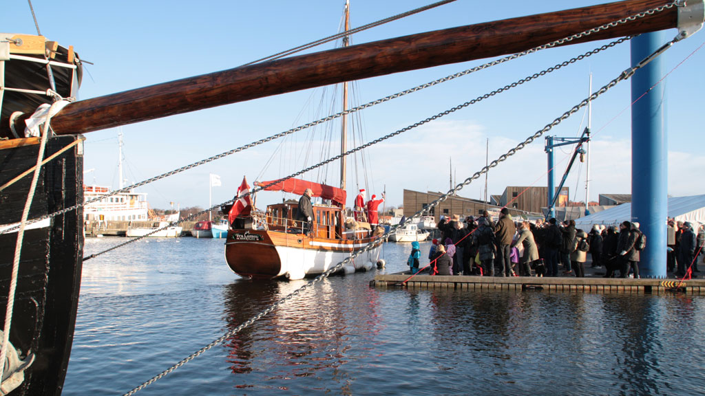 Holzboote und Besucher im Hafen Roskilde