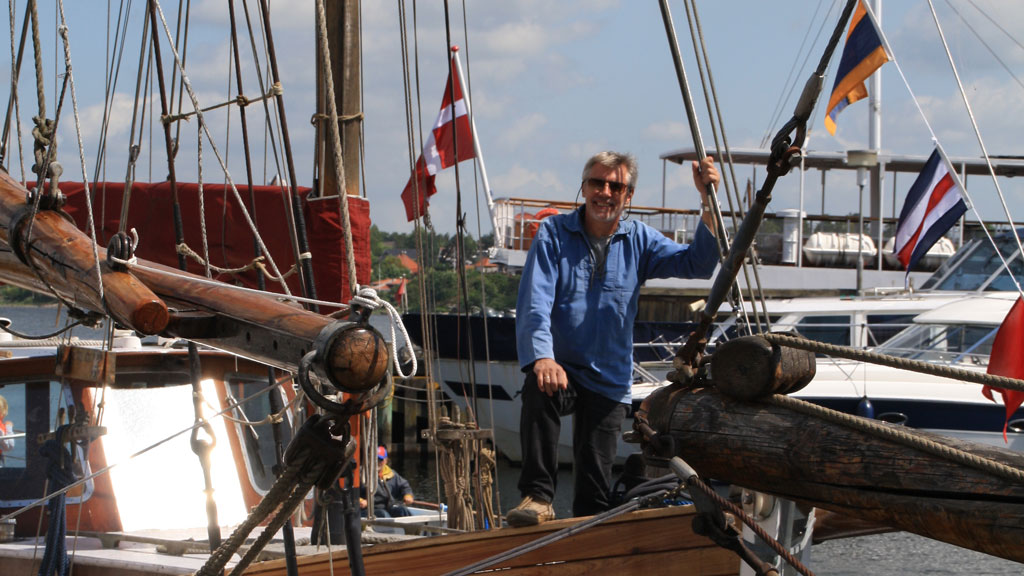 Segler an Bord eines Holzbootes im Hafen Roskilde