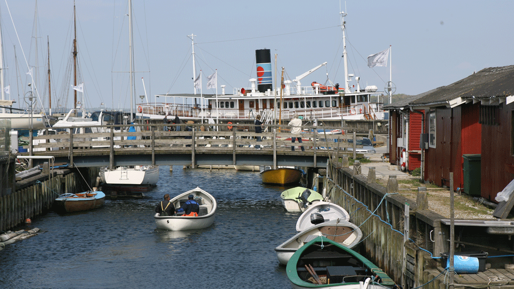 Boote und Hafengebäude in Roskilde