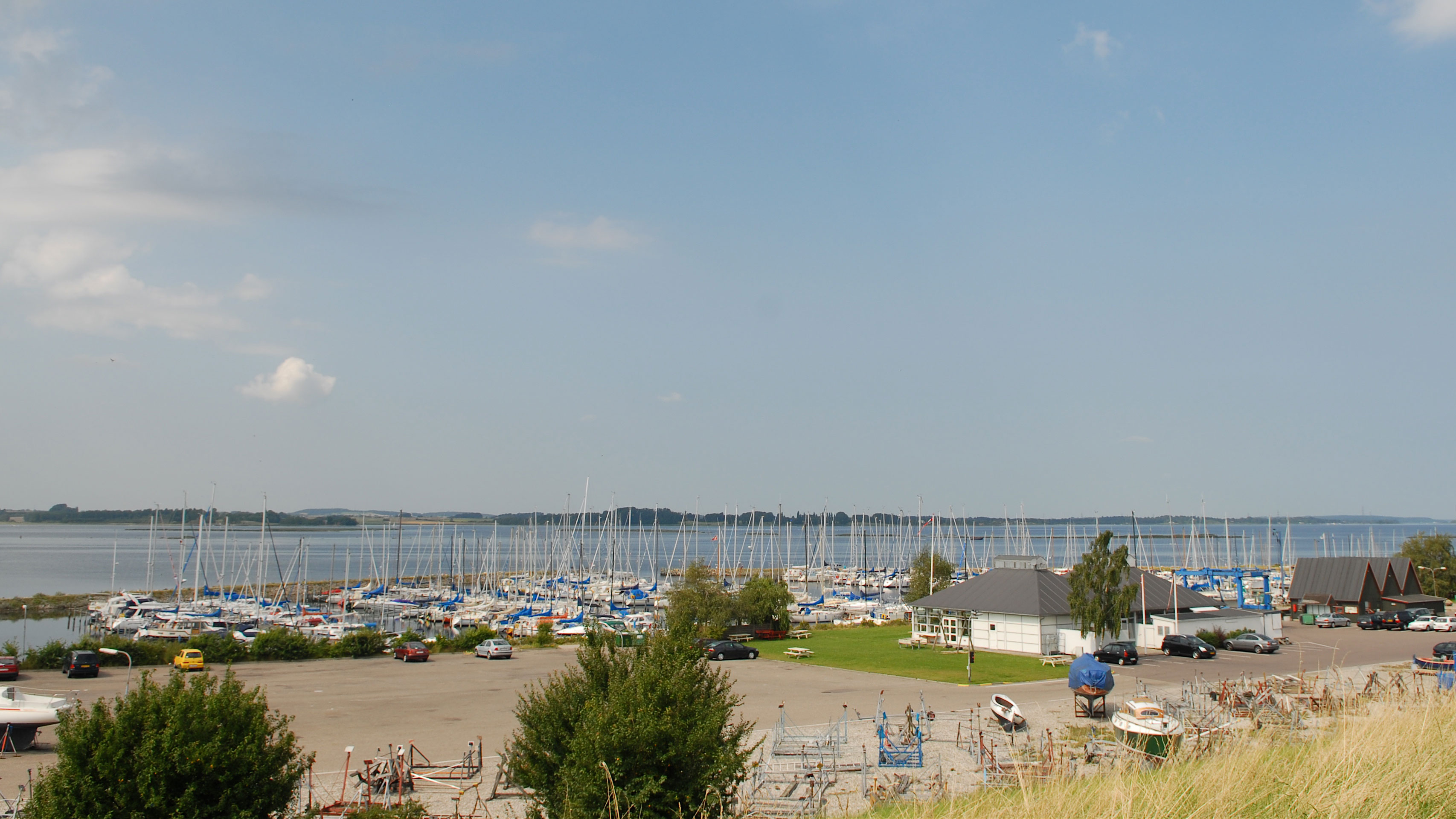 Udsigt over Jyllinge Lystbådehavn og Roskilde Fjord