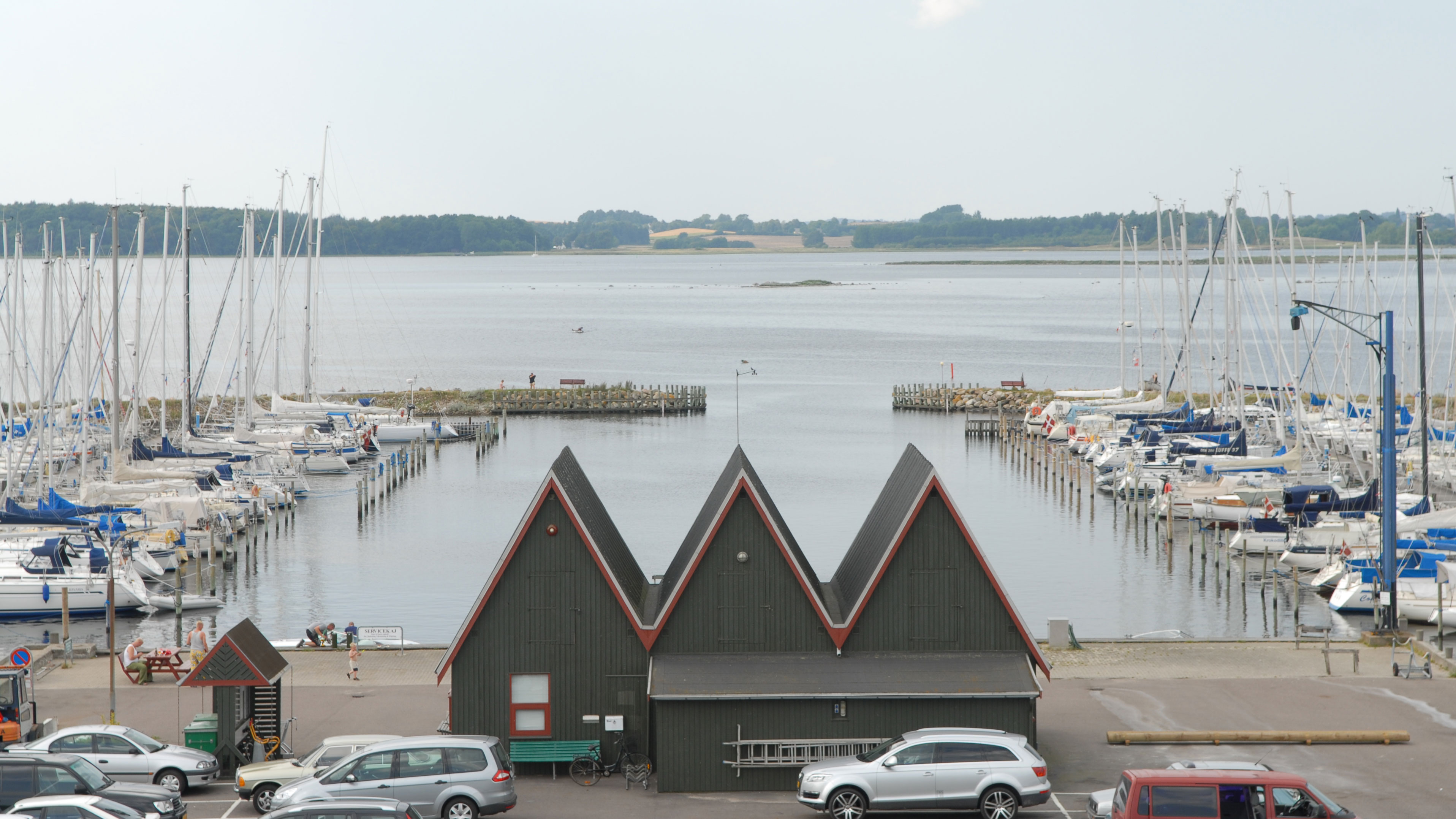 Sejlbåde ved broerne i Jyllinge Lystbådehavn