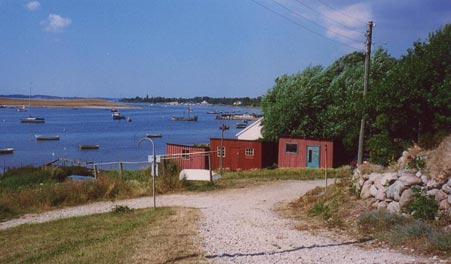Uferweg und rote Bootshäuser bei Klinten in Jyllinge.