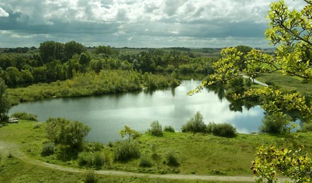Blick über den See und die bewaldeten Ufer der ehemaligen Kiesgrube Skuldelev.