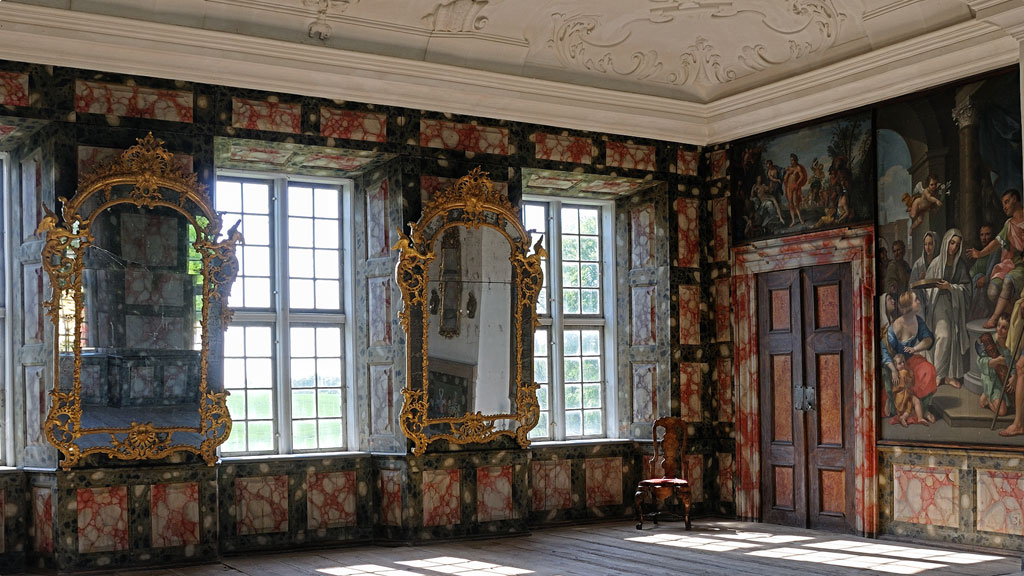Historisk sal med malerier og loftsudsmykning på Selsø Slot.
