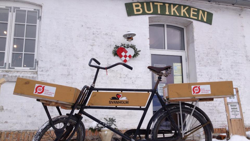 Bicycle with boxes outside the shop at Svanholm Manor.