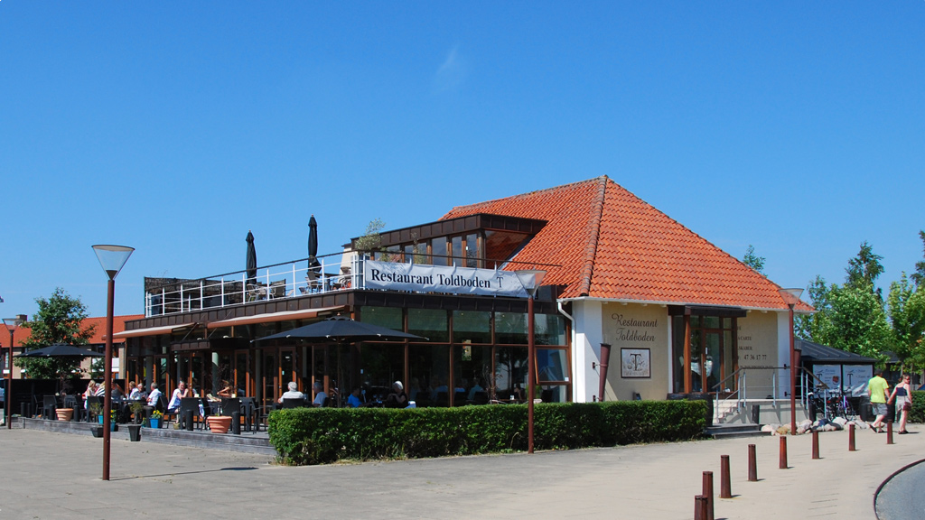 Restaurant Toldboden with a red roof and outdoor seating