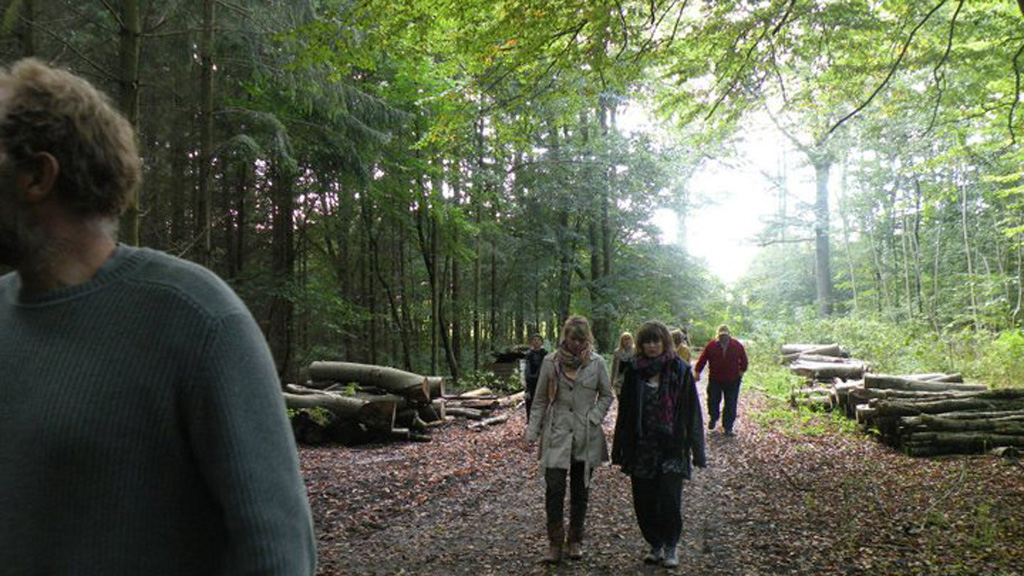 Wanderer auf einem Waldweg in Svanholms Wäldern