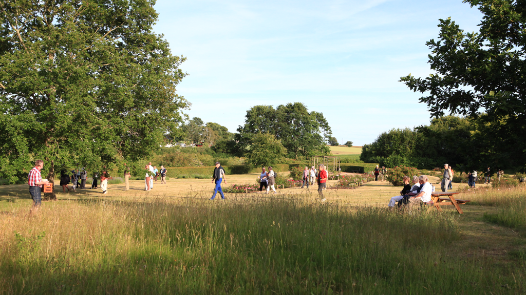 Visitors and benches among trees in Gerlevparken