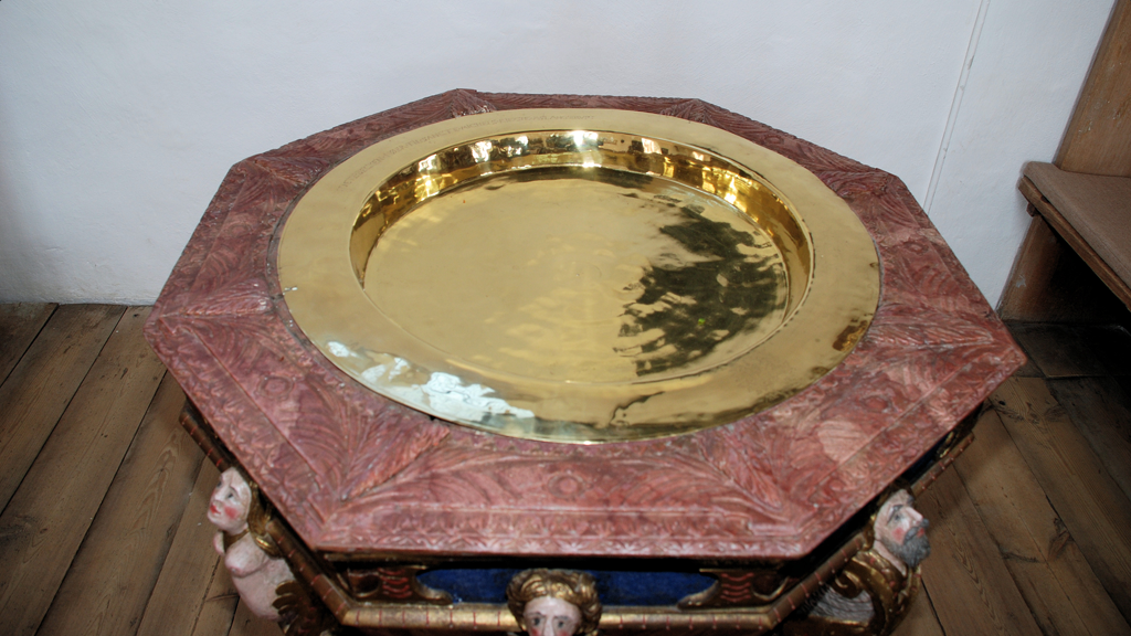 Taufbecken in der St.-Michael-Kirche