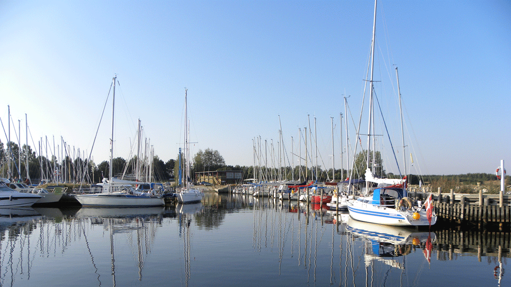 Både ved broerne i Herslev Havn