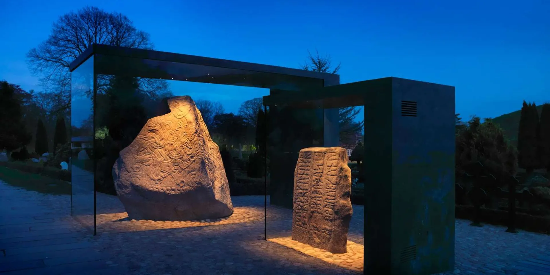 Jelling-monumenterne - stenene om aftenen