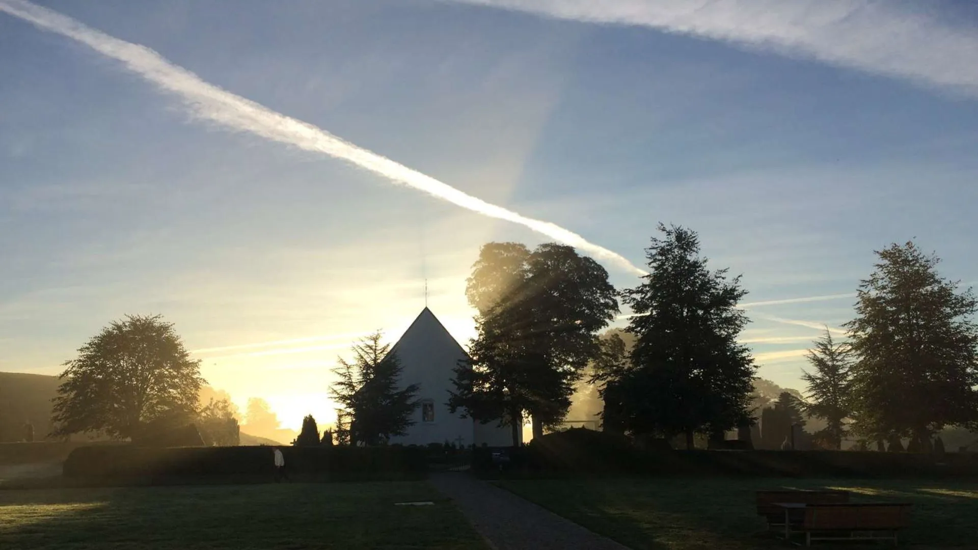 Morgensol over Jelling Kirke