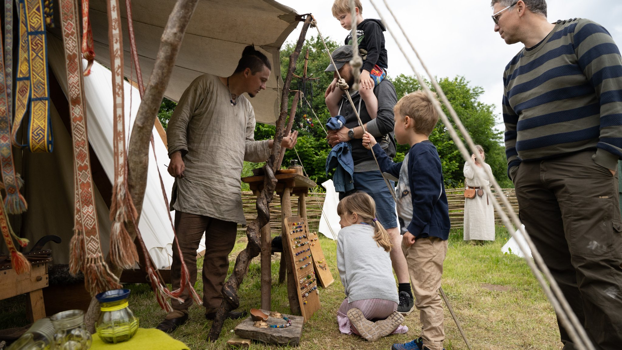 Børnefamilie i markedsbod til Vingsted Jernaldermarked