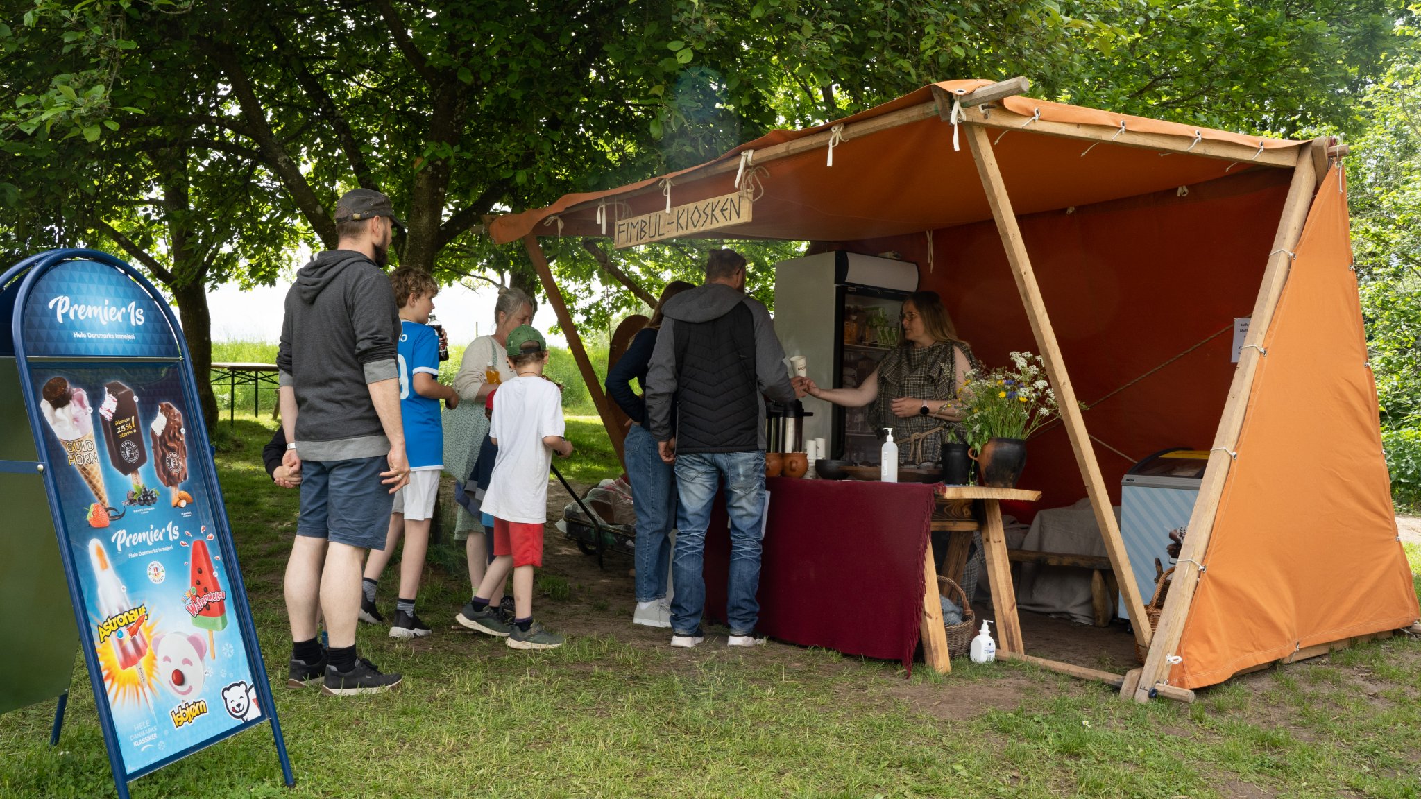 Køb af is i Fimbul-kiosken til Vingsted Jernaldermarked