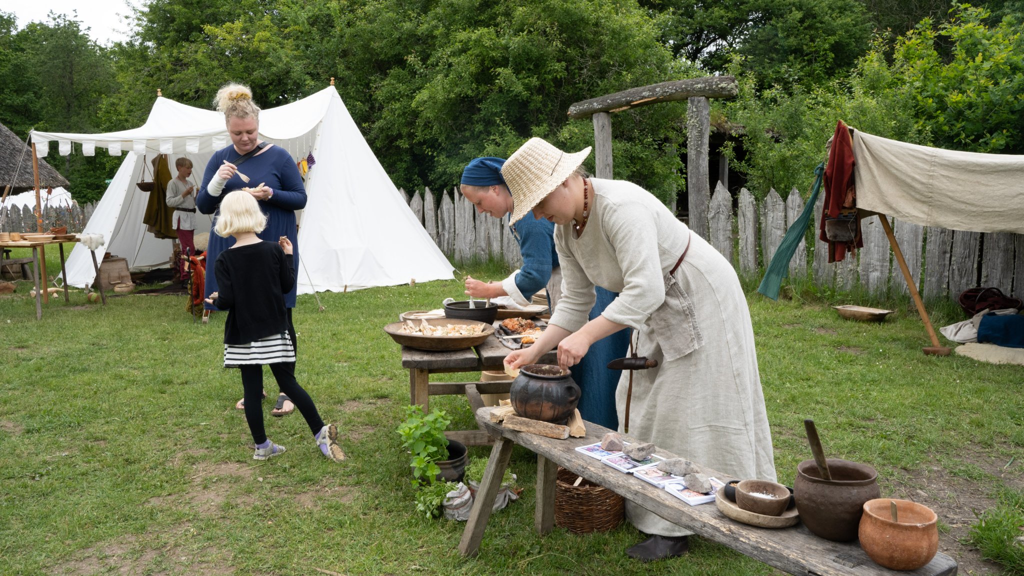 To jernalderkvinder laver mad til Vingsted Jernaldermarked