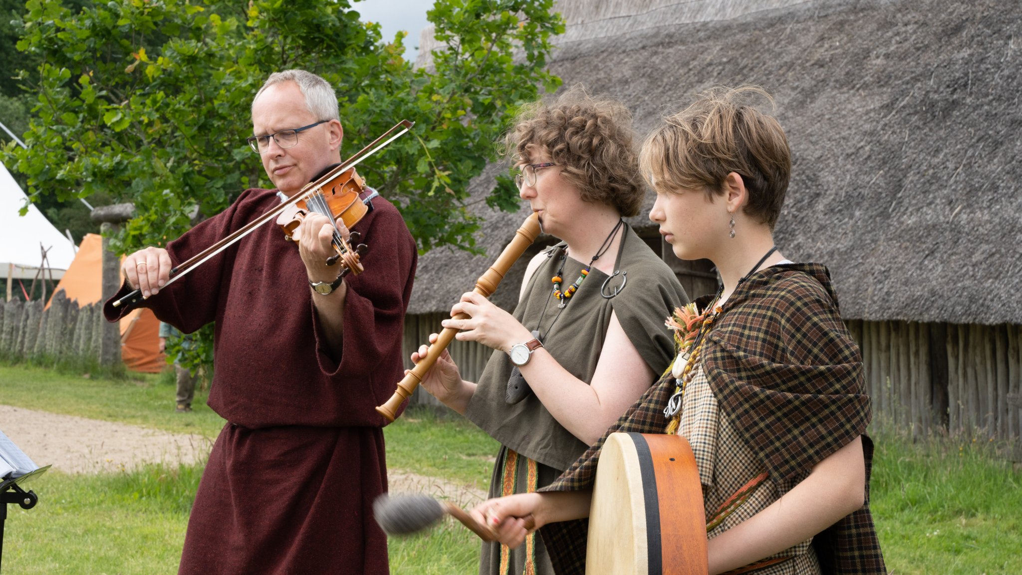 Tre musikanter spiller musik til Vingsted Jernaldermarked