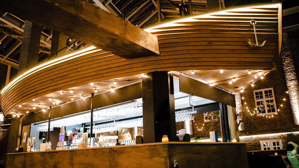 Bar mit Beleuchtung in der Paladspassagen Social Dining in der Innenstadt von Vejle