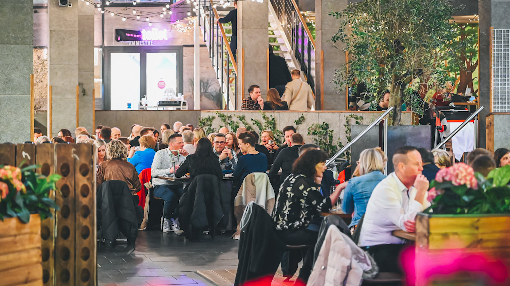 Guests dining in Paladspassagen in Vejle