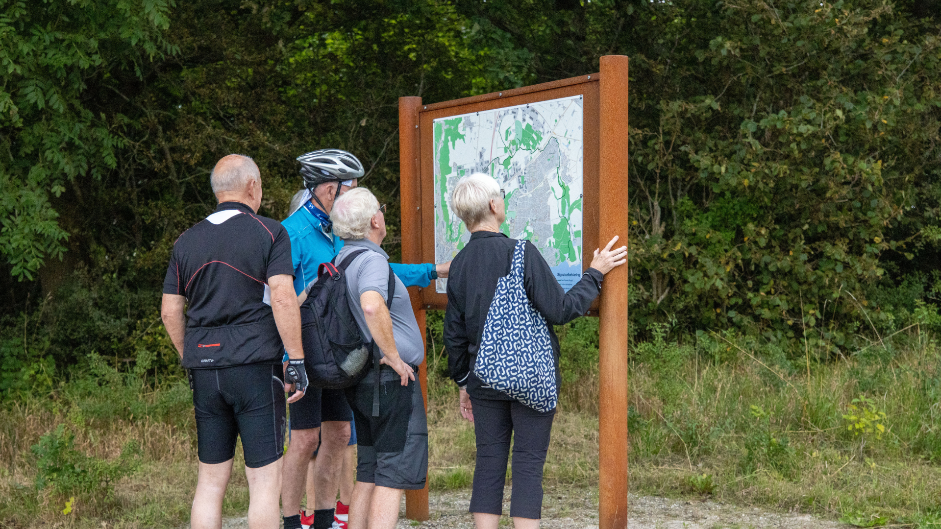 Gruppe mennesker kigger på kort over den grønne ringsti i vejle