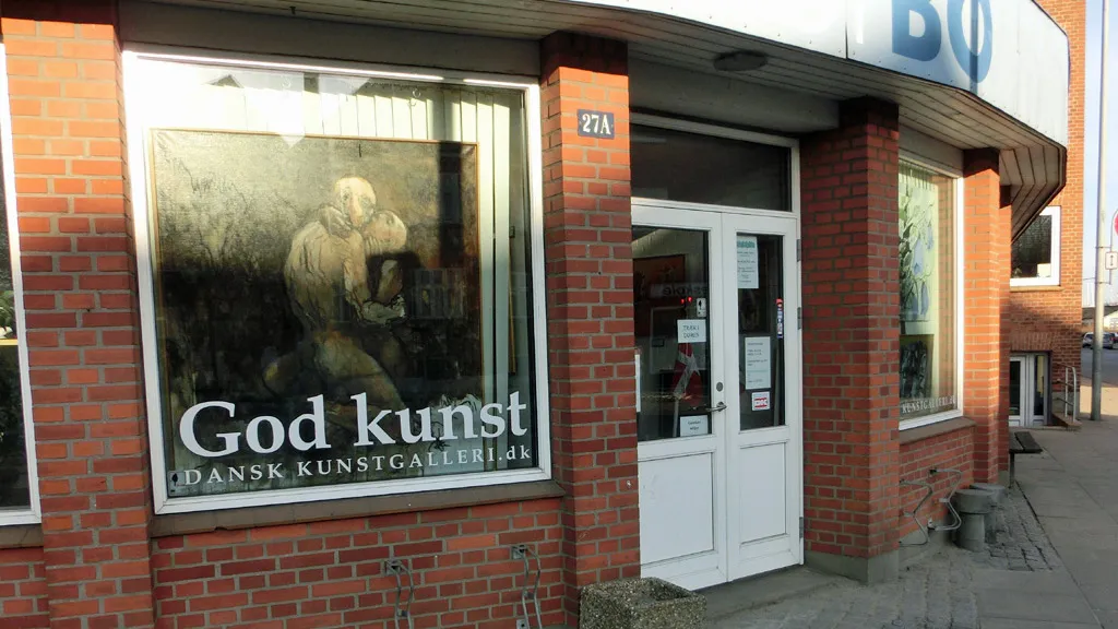 Window with picture and text "Good Art" and front door to the Danish Art Gallery