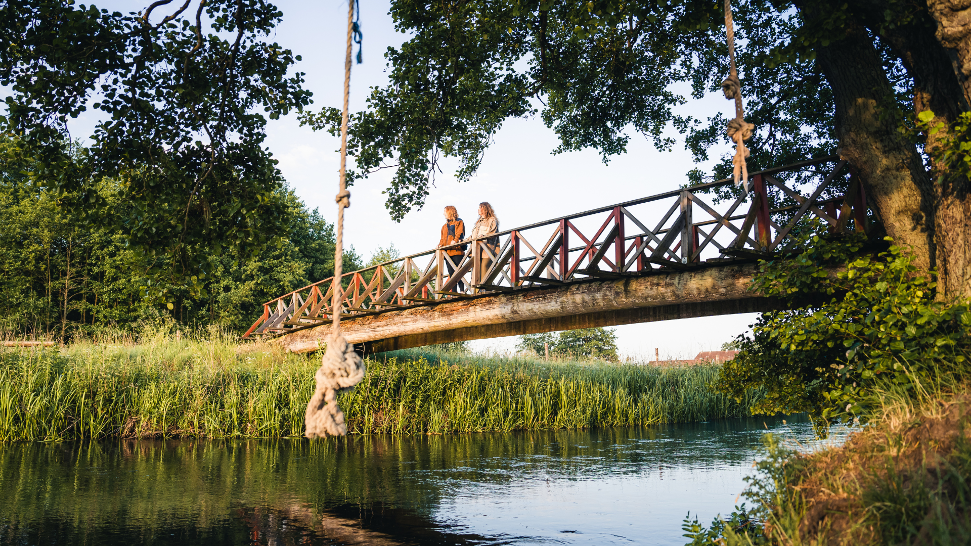 Piger på tur i Vejle Ådal ved bro