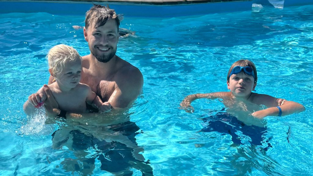 Fårup Sø Camping - familie i poolen