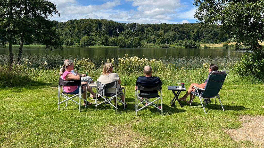Fårup Sø Camping - campister nyder udsigten over søen