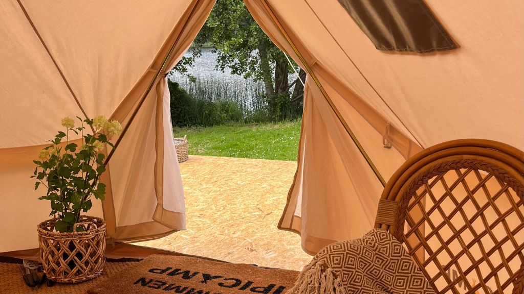 Fårup Sø Camping - et hyggeligt kig ud fra et Glamping telt