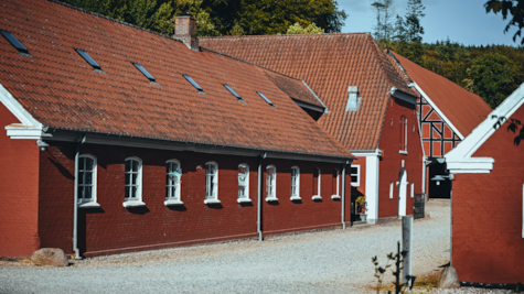 En af tilbygningerne til Tirsbæk Gods