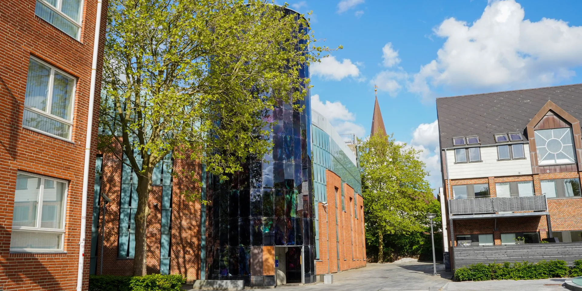 Parkeringshuset Tróndur set fra vejen