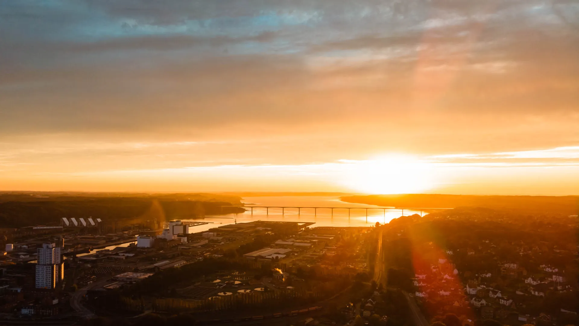 Solnedgang over byen og Vejlefjordbroen
