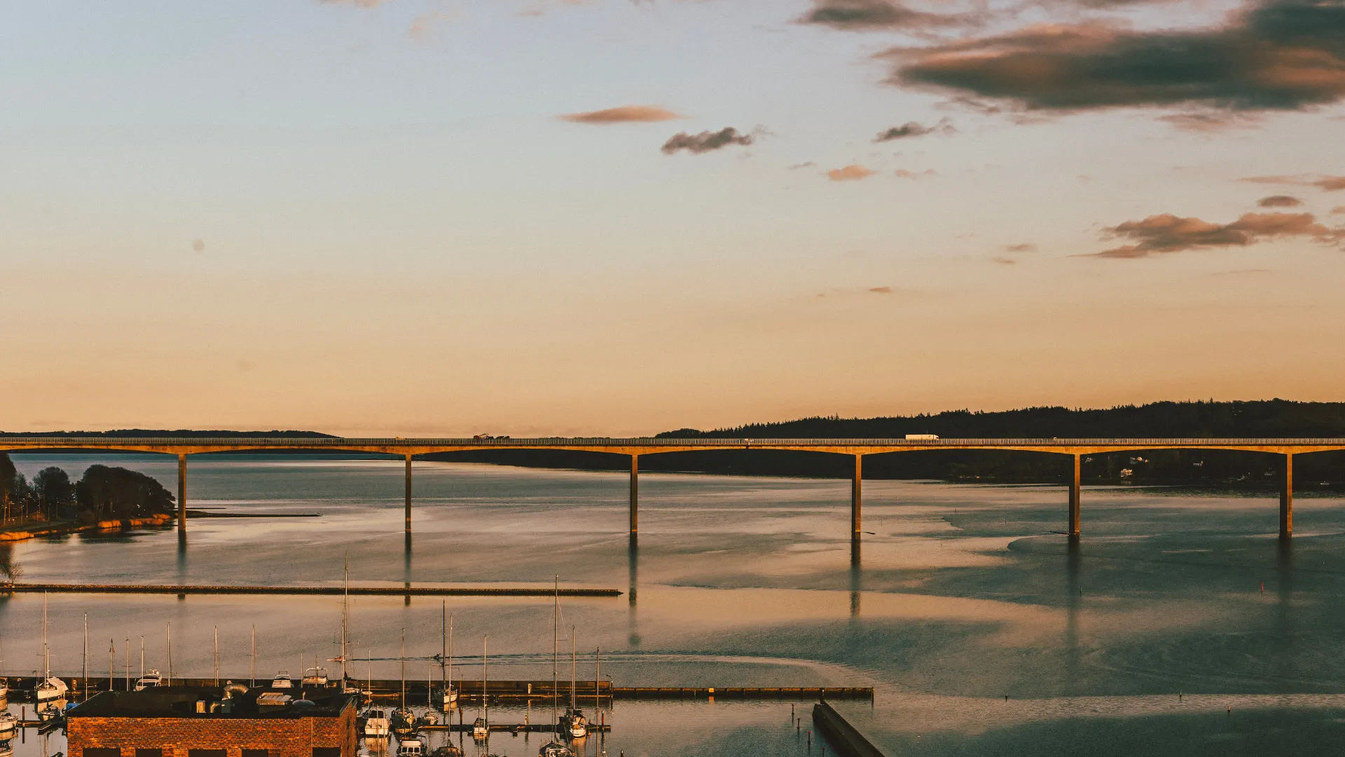 Smuk sol over Vejlefjordbroen med udsigt fra tagterrasse
