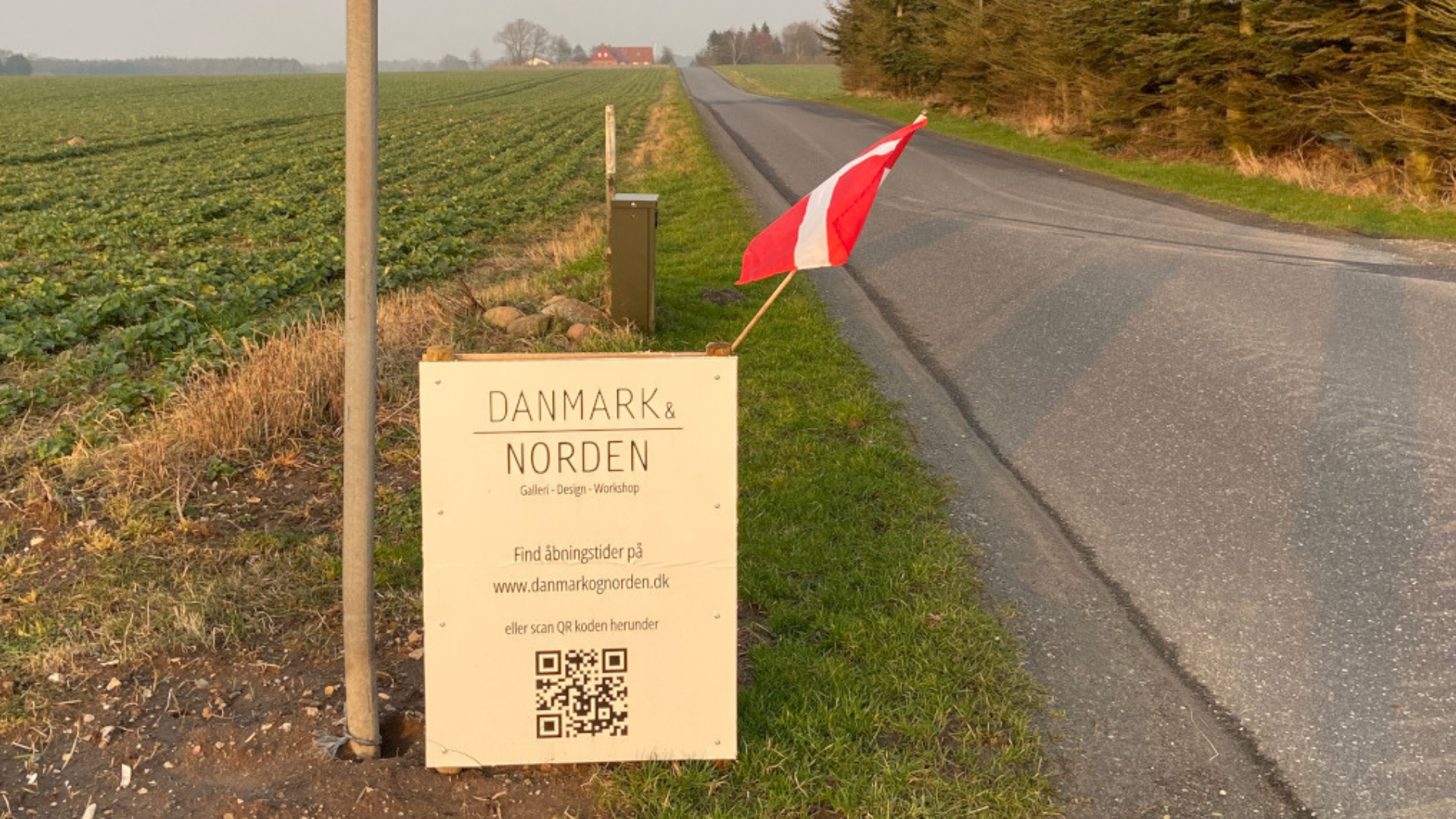 Schild zur Wegweisung des Geschäfts Danmark & Norden