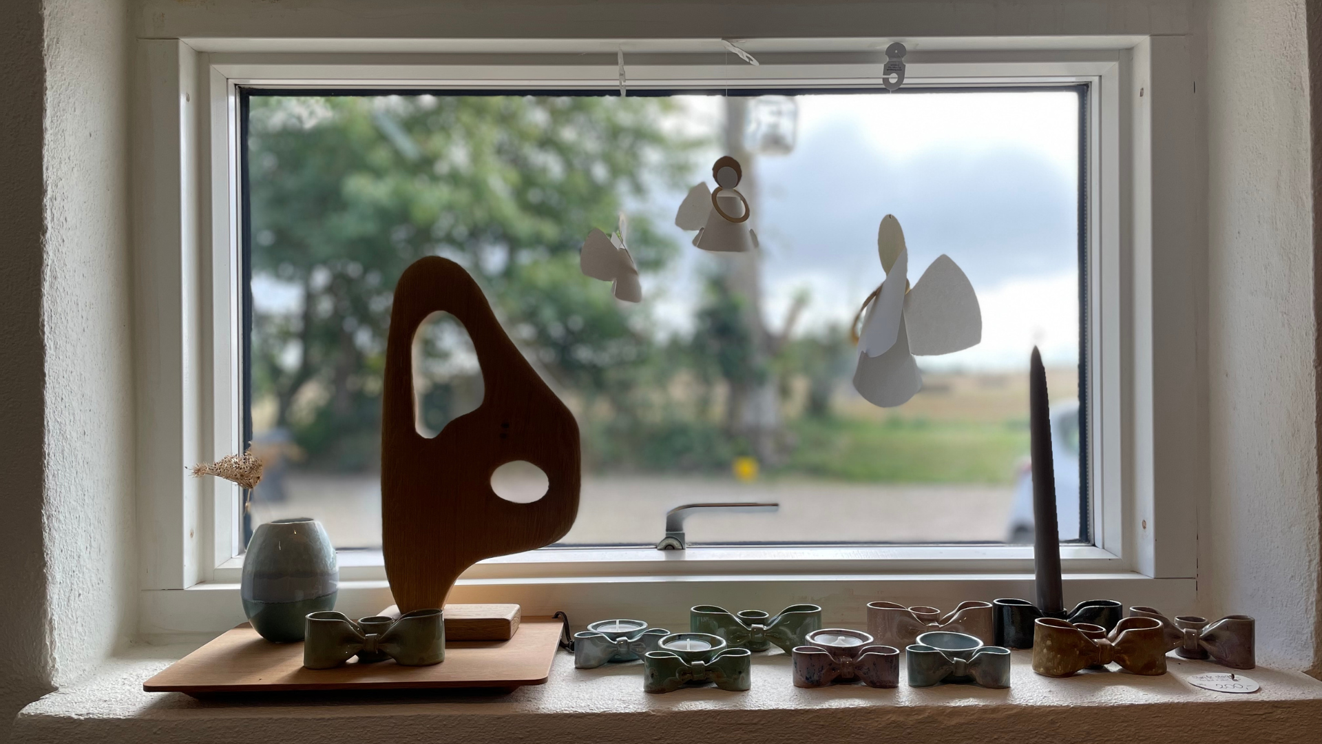 Dänemark & Norden Engel und Keramik im Fenster