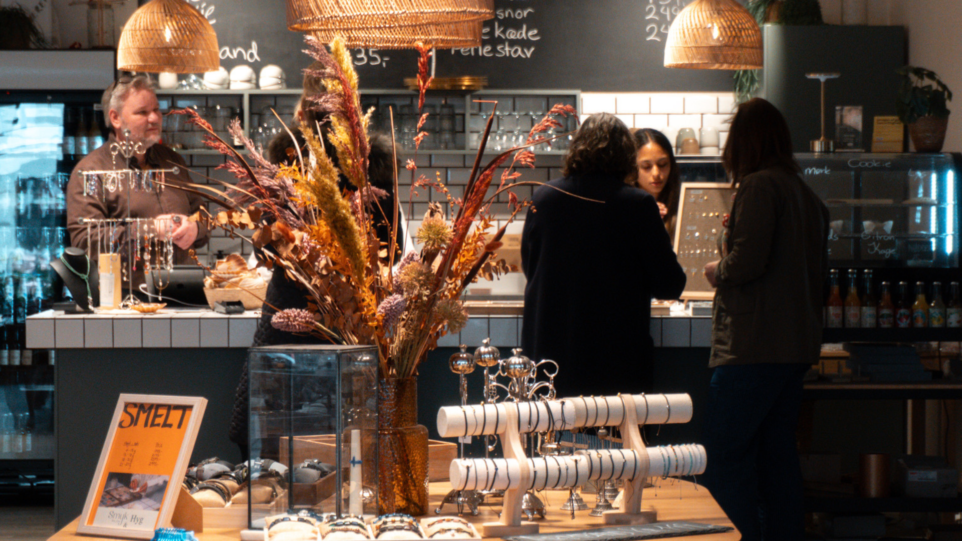 Bord med smykker hos Smyk&Hyg