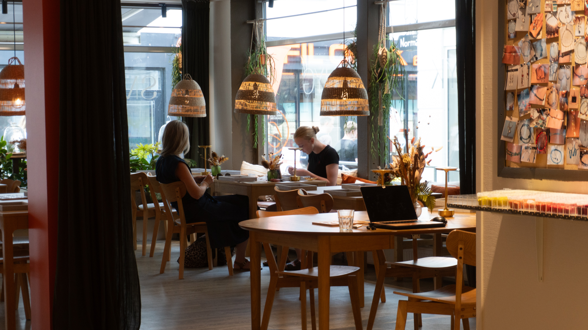 Piger laver smykker hos Smyk&Hyg