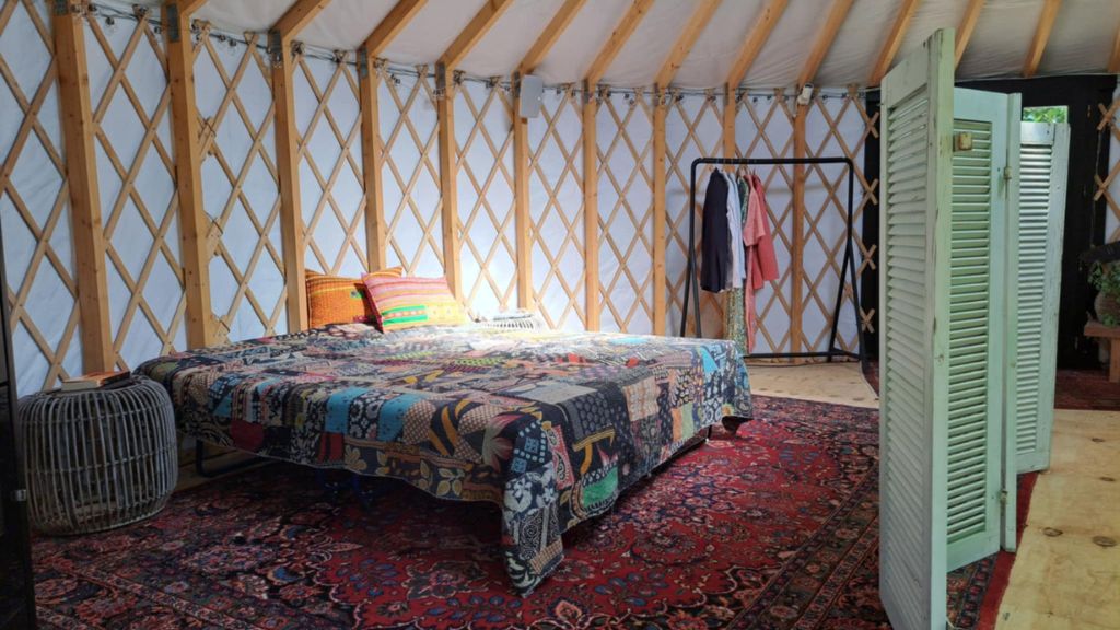 Rummelig dobbeltseng i Harresø Haves mongolske jurt