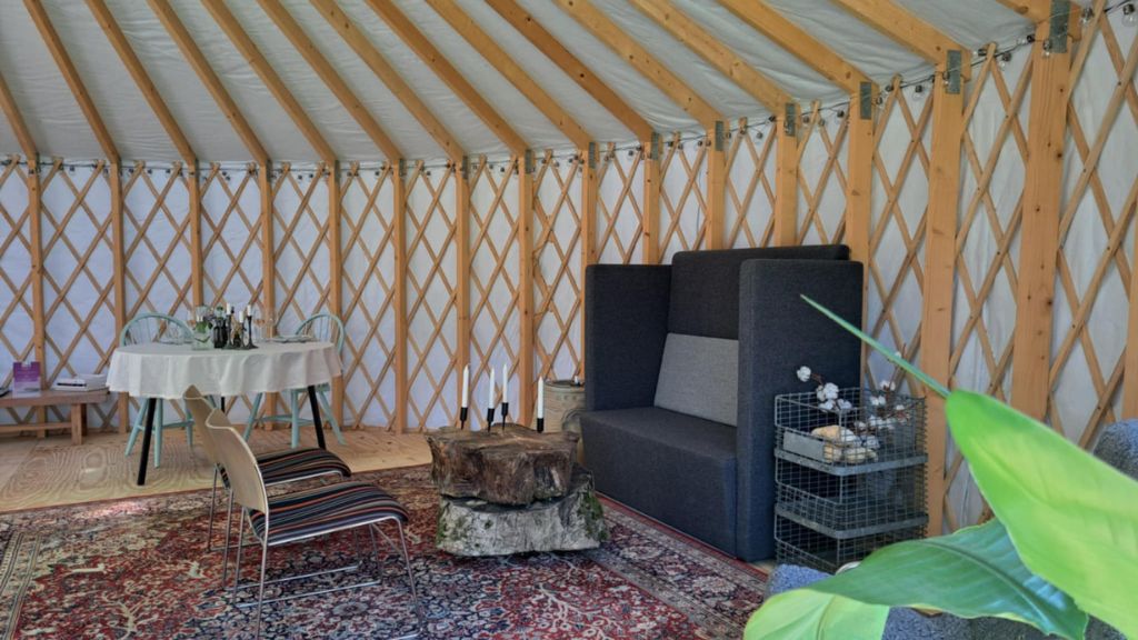 Sofahjørnet i Harresø Haves mongolske jurt