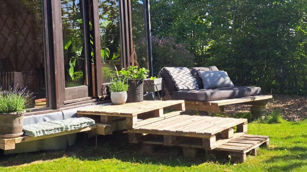 Loungeområde i Harresø Haves mongolske jurt