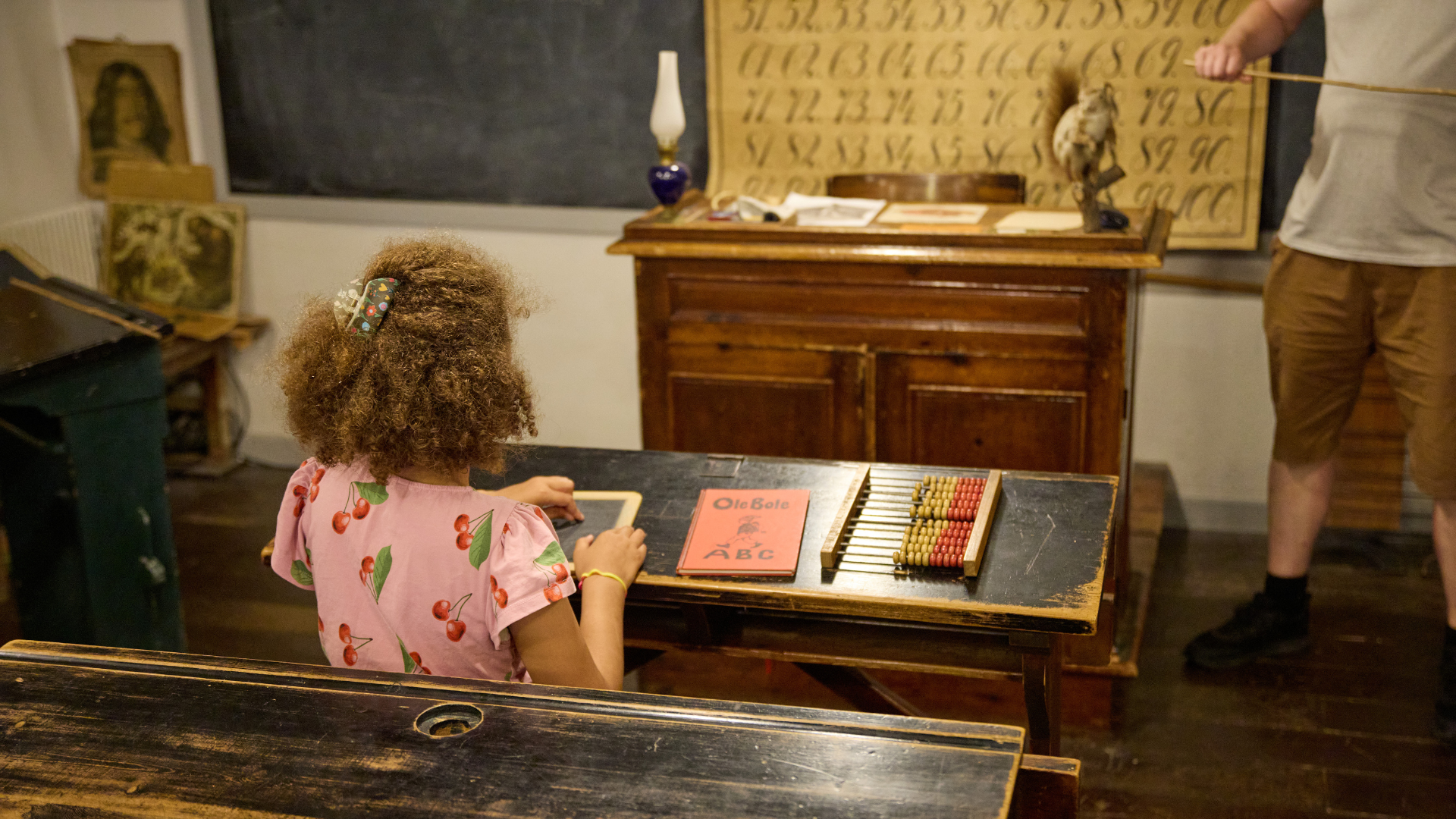 Skolestuen med pige på Museum Give