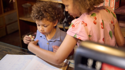 Skolestuen med børn på Museum Give