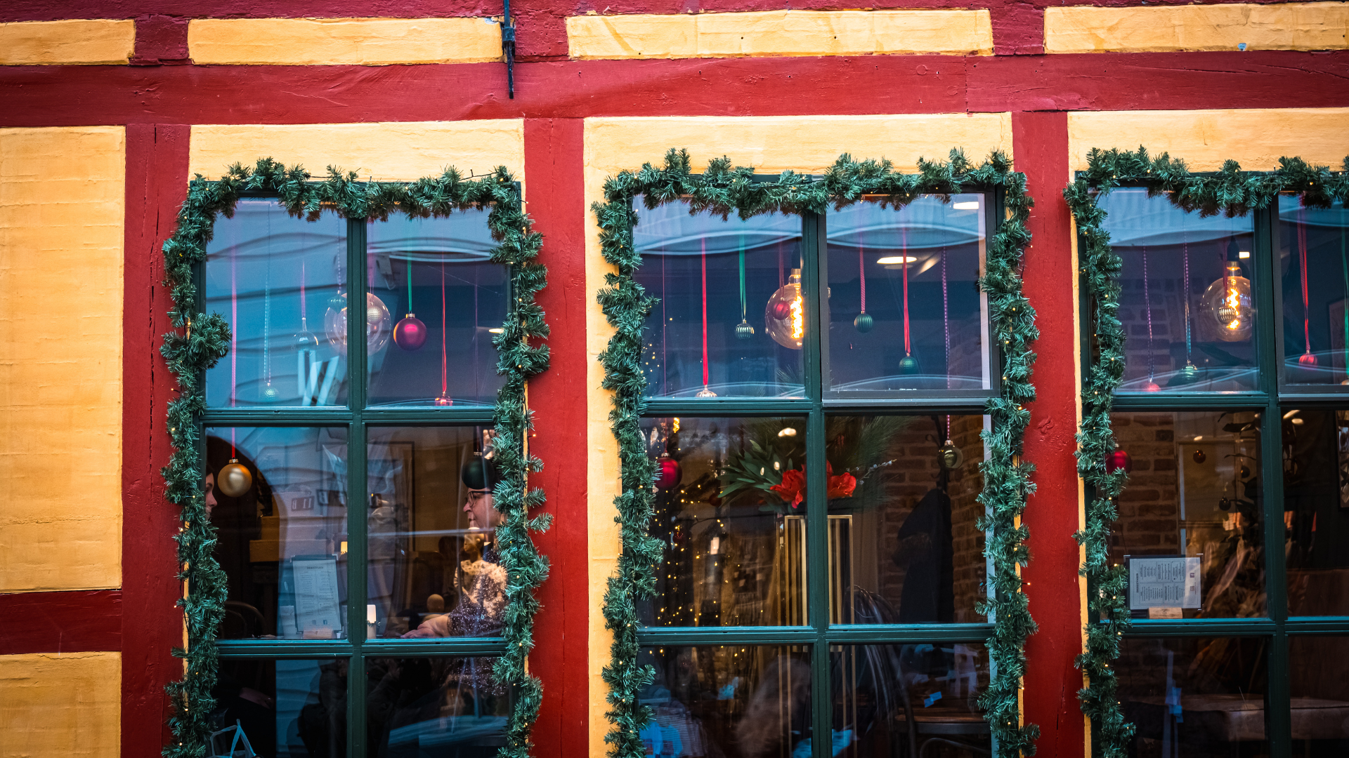 Conrads i Vejle pyntet op til jul foran butikken set fra gågaden