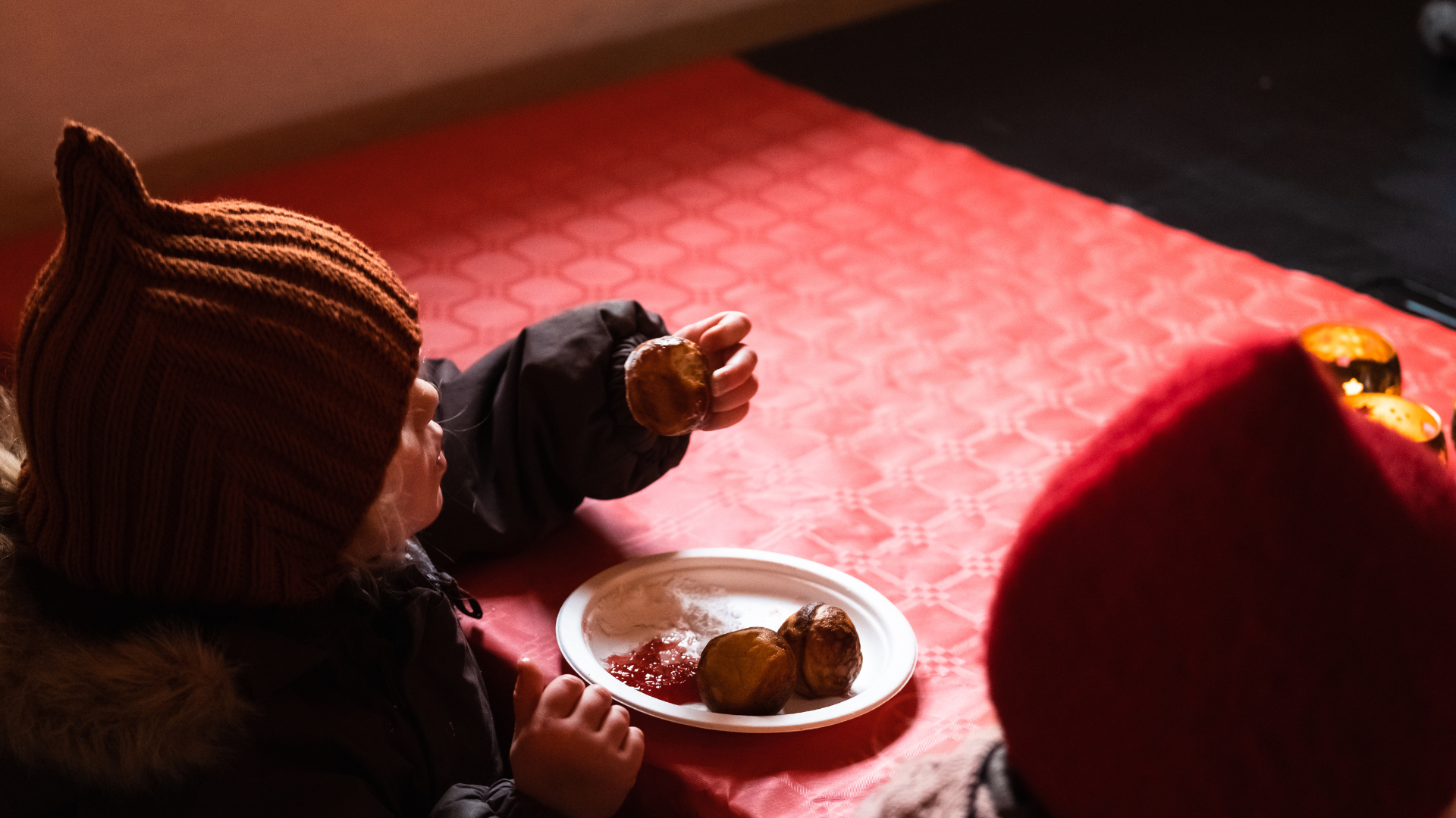 Pige spiser æbleskiver til julemarked ved Tirsbæk Gods