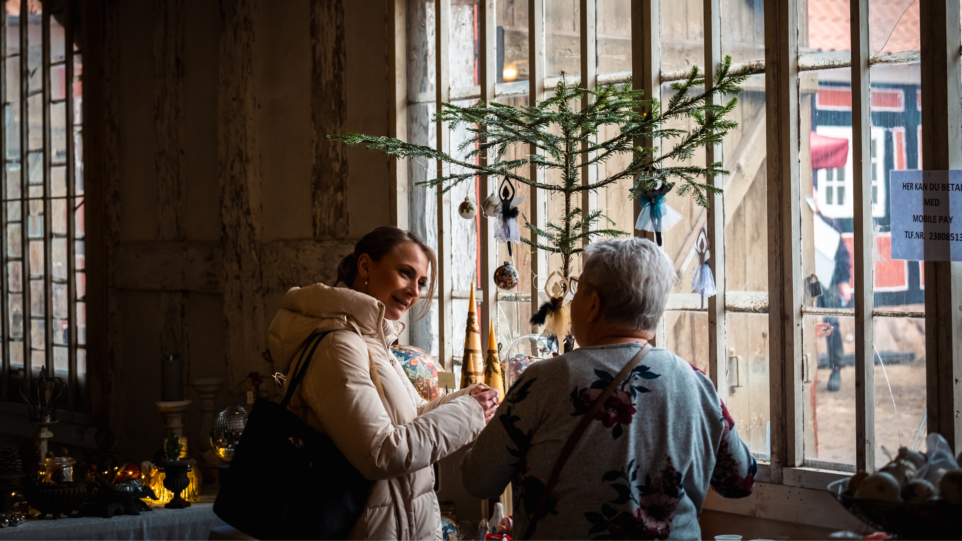 Kvinder står på julemarked ved Tirsbæk Gods