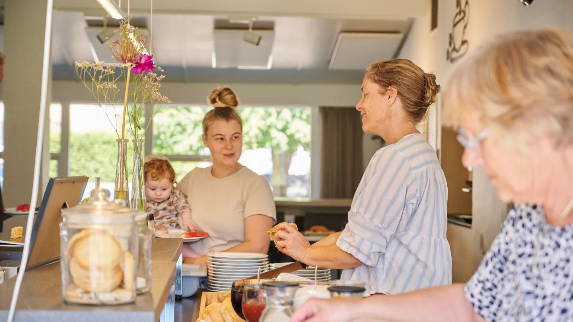 Guests for breakfast at Danhostel Vejle