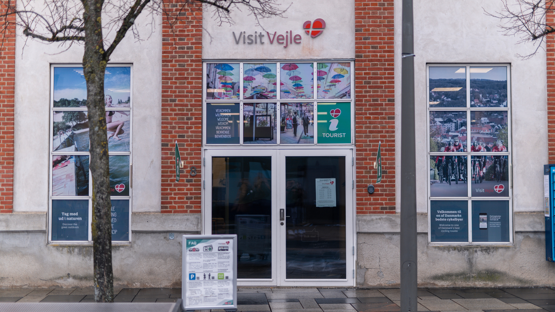 Ude foran turistbureauet VisitVejle på Banegårdspladsen i Vejle i 2026 på en vinterdag