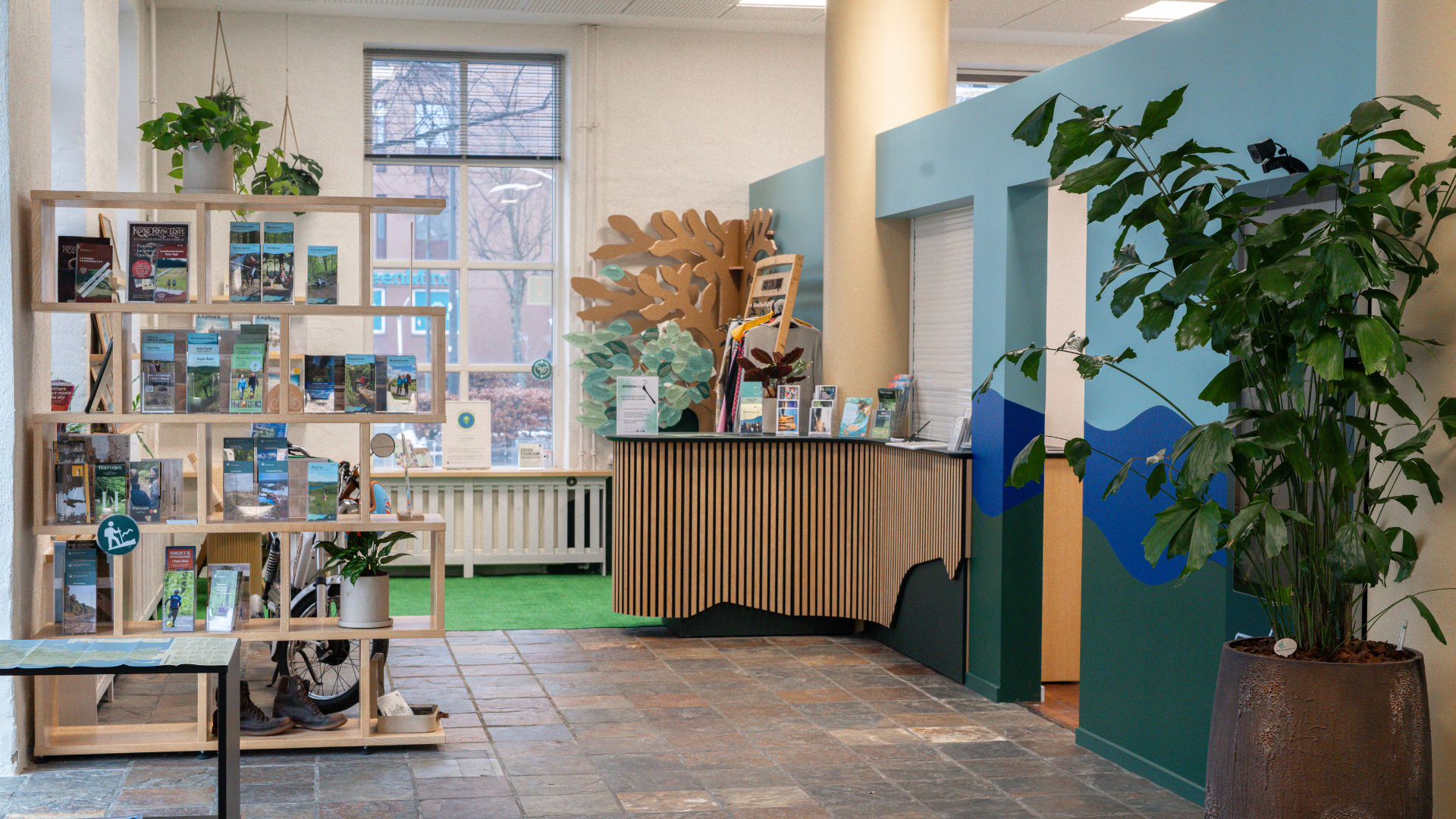 Inde hos VisitVejle på Banegårdspladsen i Vejle i det nye turistbureau med foldere og frontdesk