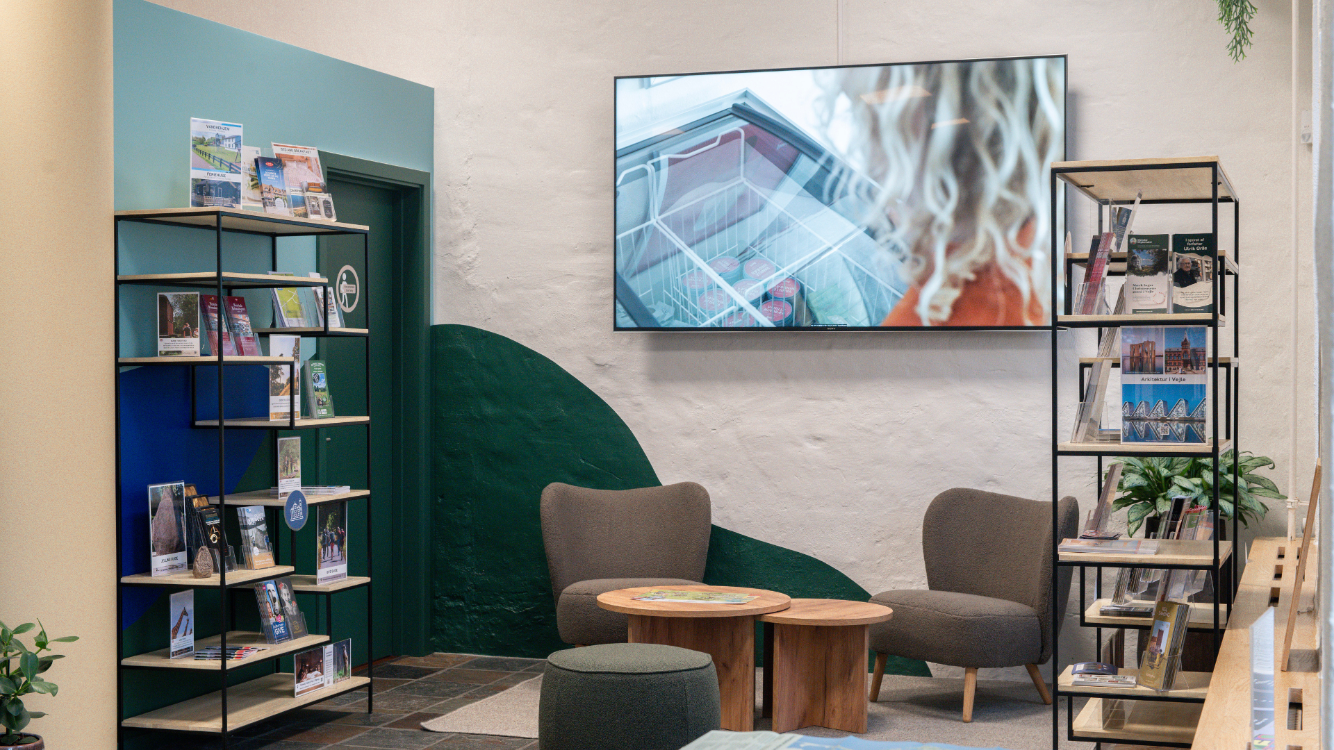 Foldere ved sofaområdet på turistkontoret VisitVejle i centrum af Vejle